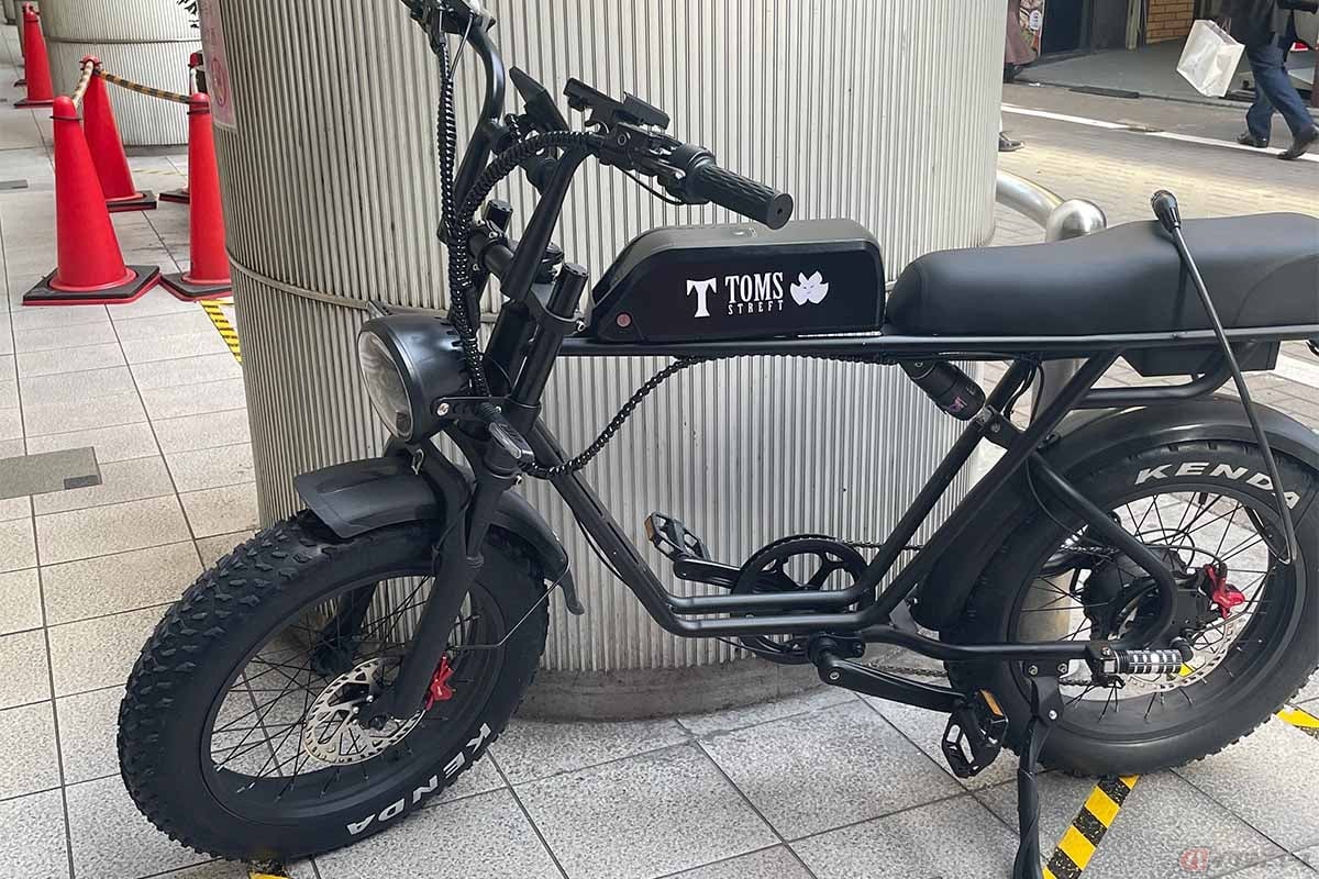 モペットは都心部を中心に問題となっている乗り物で、自転車とバイクの中間のような存在
