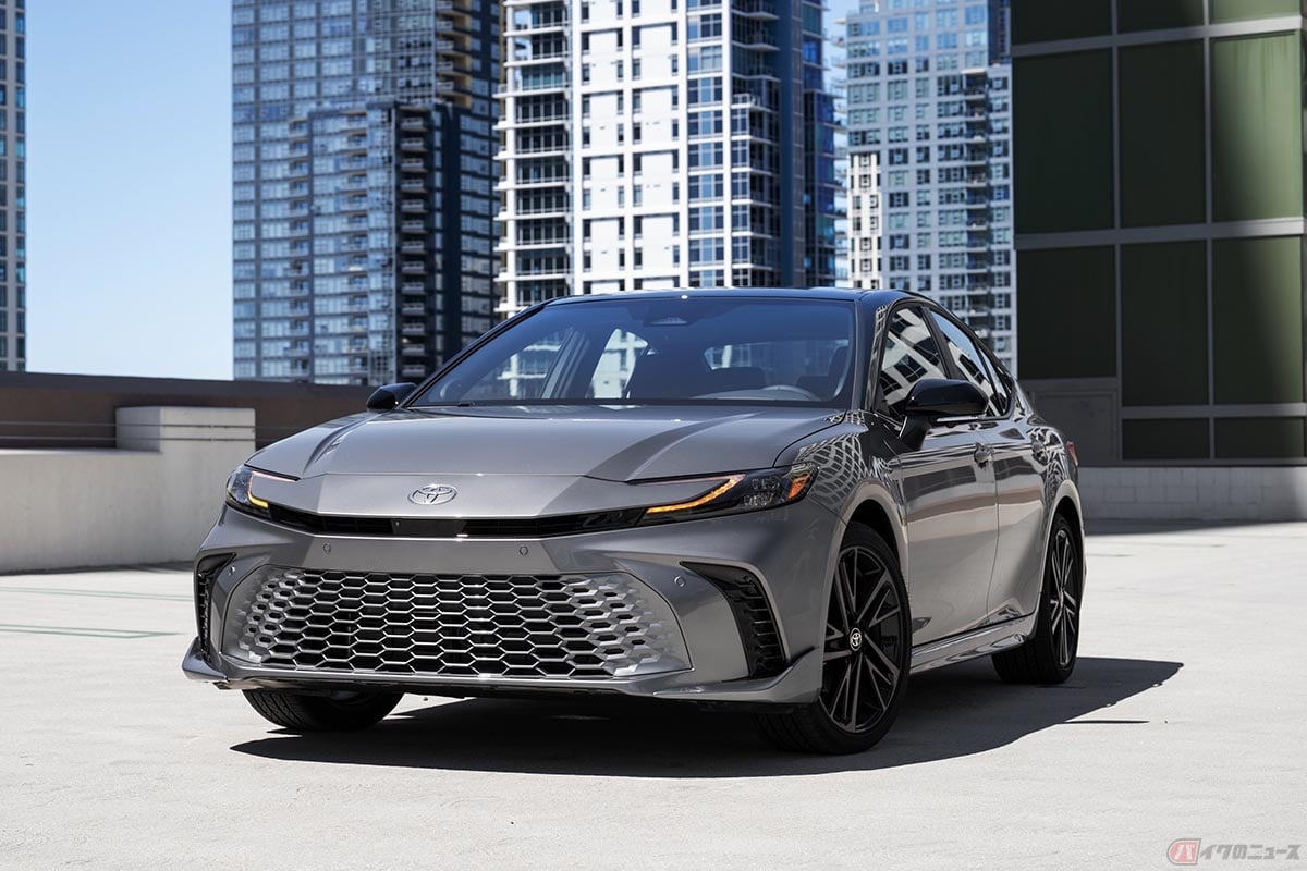 トヨタ 2025年型「カムリ」XSE AWD ヘビーメタルブラックルーフ