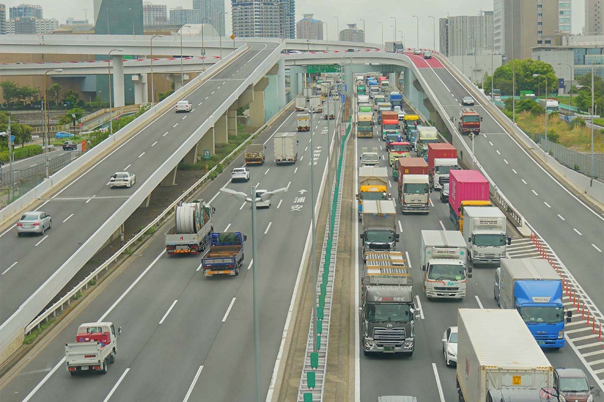 高速道路での最低速度は道路交通法施行令第二十七条の三において50km／hと定められている