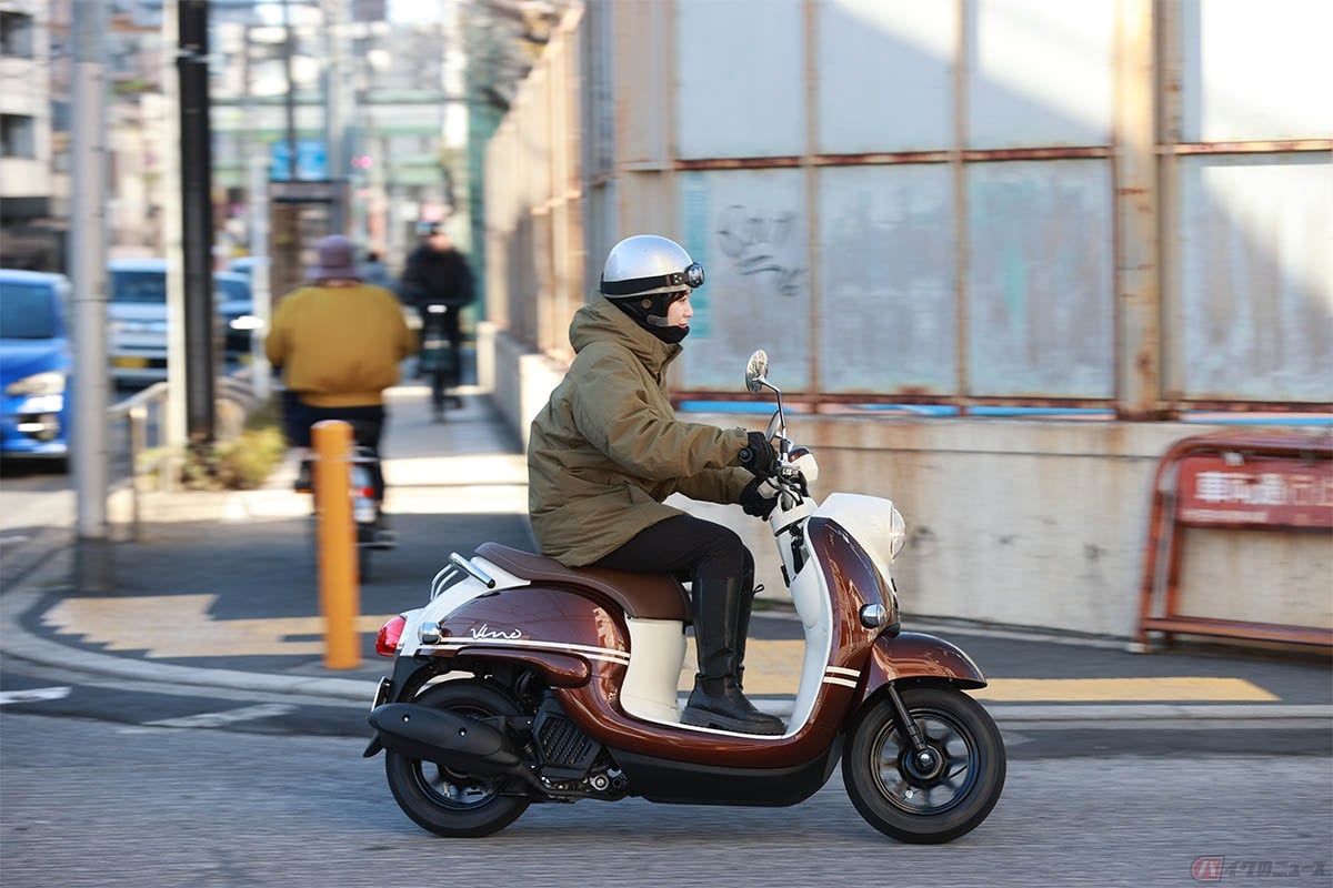 法定速度が30km/hともっとも遅い原付は、車線の数にかかわらず、原則として一番左側の車線(第一通行帯)の左端を通行しなければならない