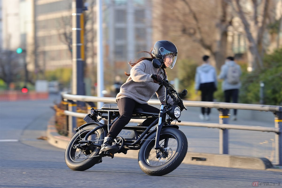 ペダル付き電動バイクを運転する際は、原付と同じルールが適用される