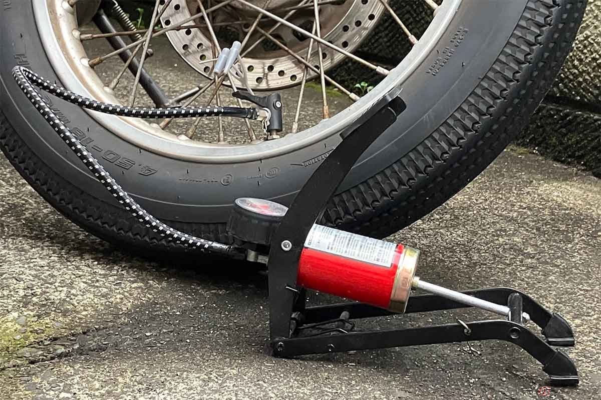 クルマや自転車用の空気入れでも、バイク用タイヤの空気入れとして代用可能