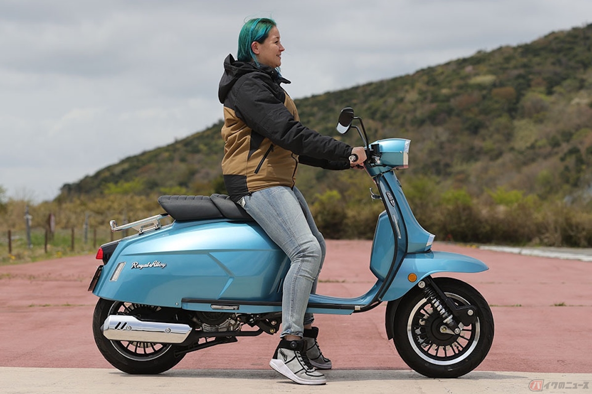 ロイヤル・アロイ「GP125」の足つき(身長170cm)