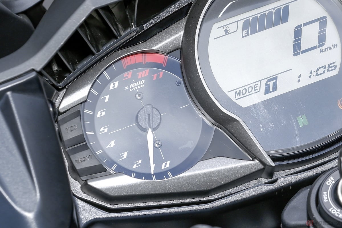 レッドゾーンは、メーターの一定以上の回転数の目盛りが多くの車種で赤く表示されている