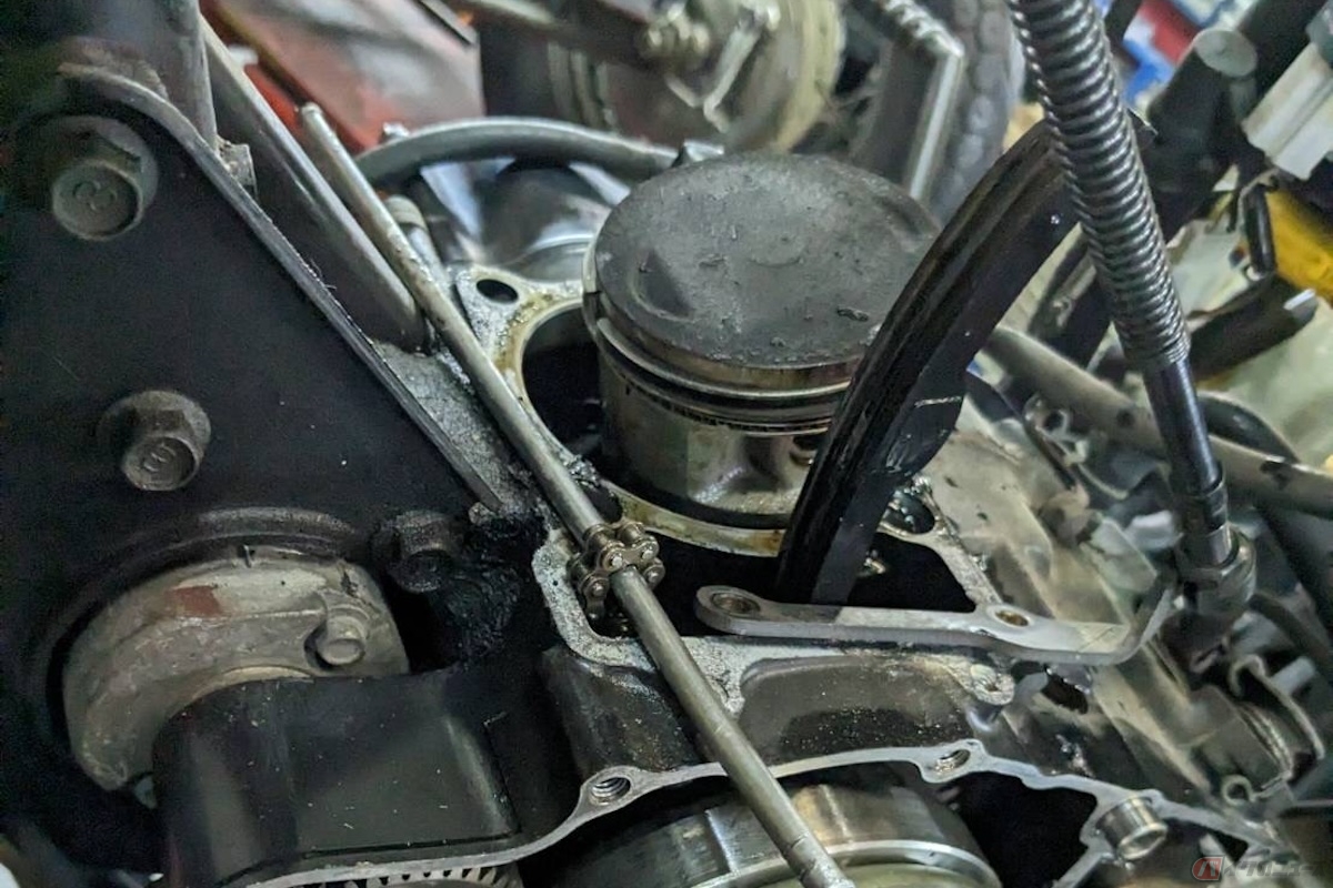 ピストンやバルブが破損すると、修理時にエンジンのOHや載せ替えが必要な場合がある