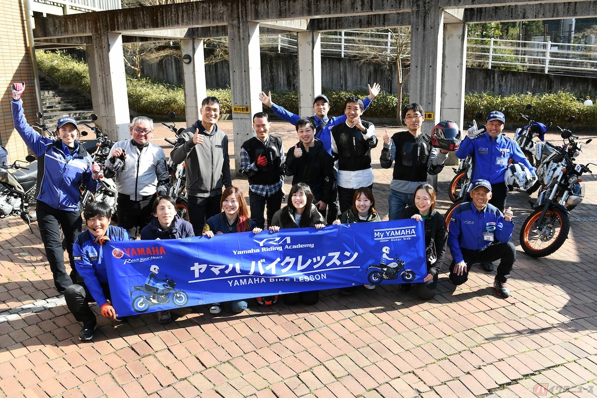 ショートツーリングの折り返し地点で受講生の皆さんと記念撮影