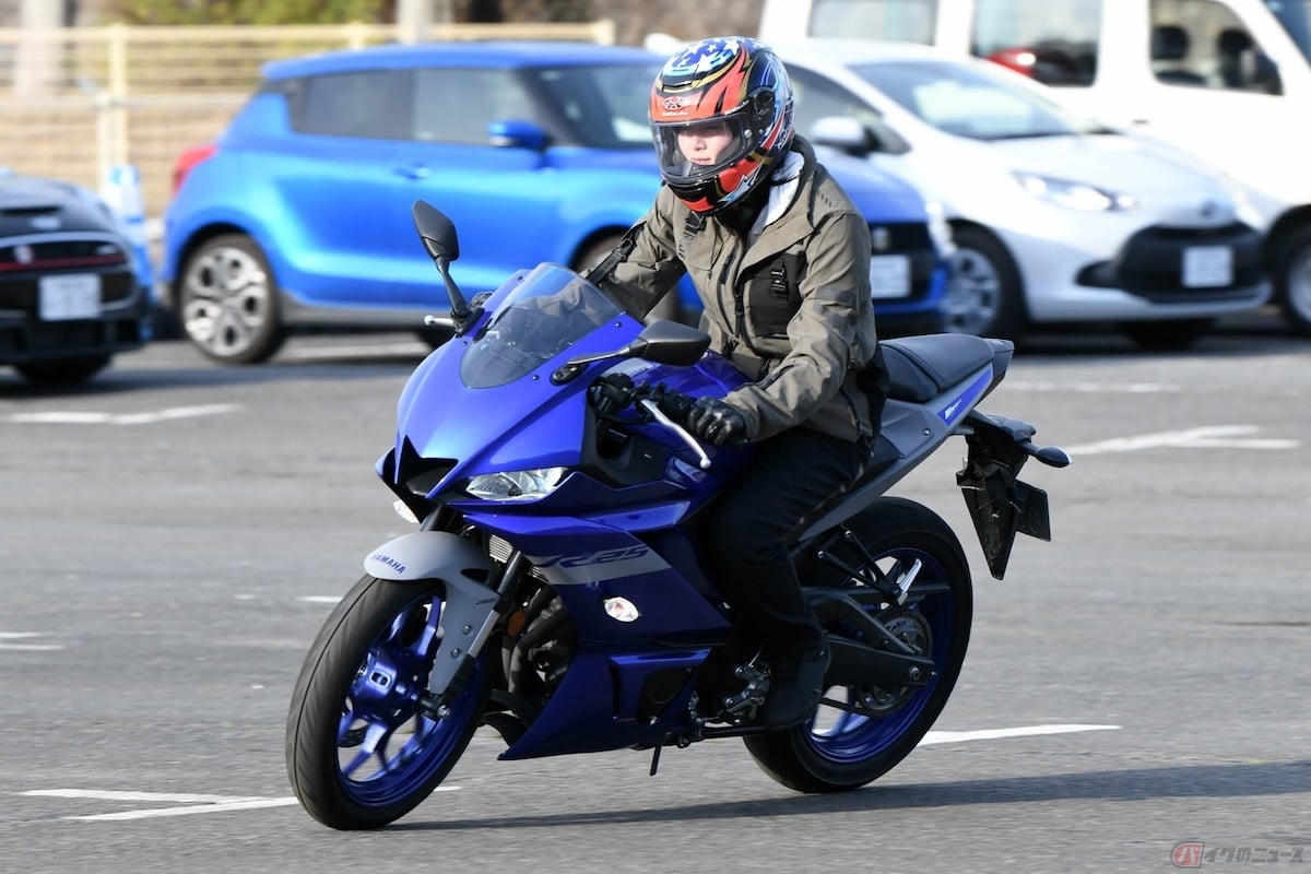 私の好きな青色でとってもカッコいいスーパースポーツモデル「YZF-R25」に試乗