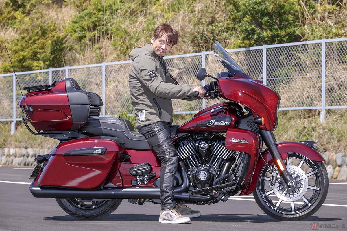インディアンモーターサイクル「ロードマスターリミテッド」と筆者（青木タカオ）。身長175cmの筆者の場合、両足はべったりと着地します