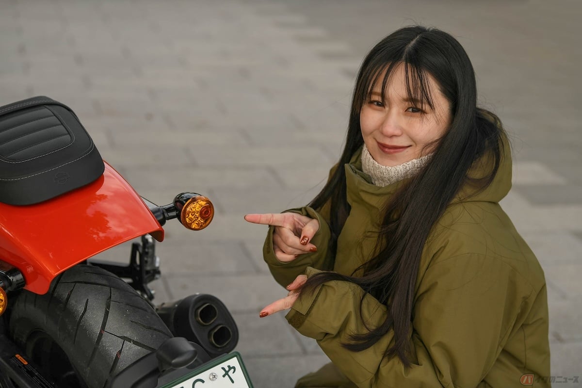 フェンダーがバツッと切れていて、X500はウィンカーとテールランプが一緒になっている