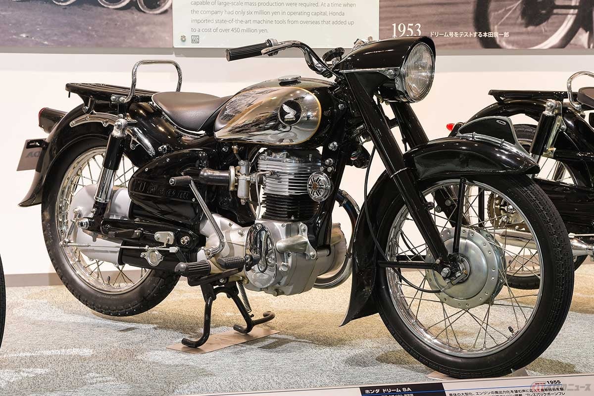 1955年に登場したホンダ初のOHC(オーバーヘッドカムシャフト)エンジンを採用した、排気量250ccクラスの「ドリームSA型」は、カムシャフトをチェーンで駆動し、ミッションは4速だった