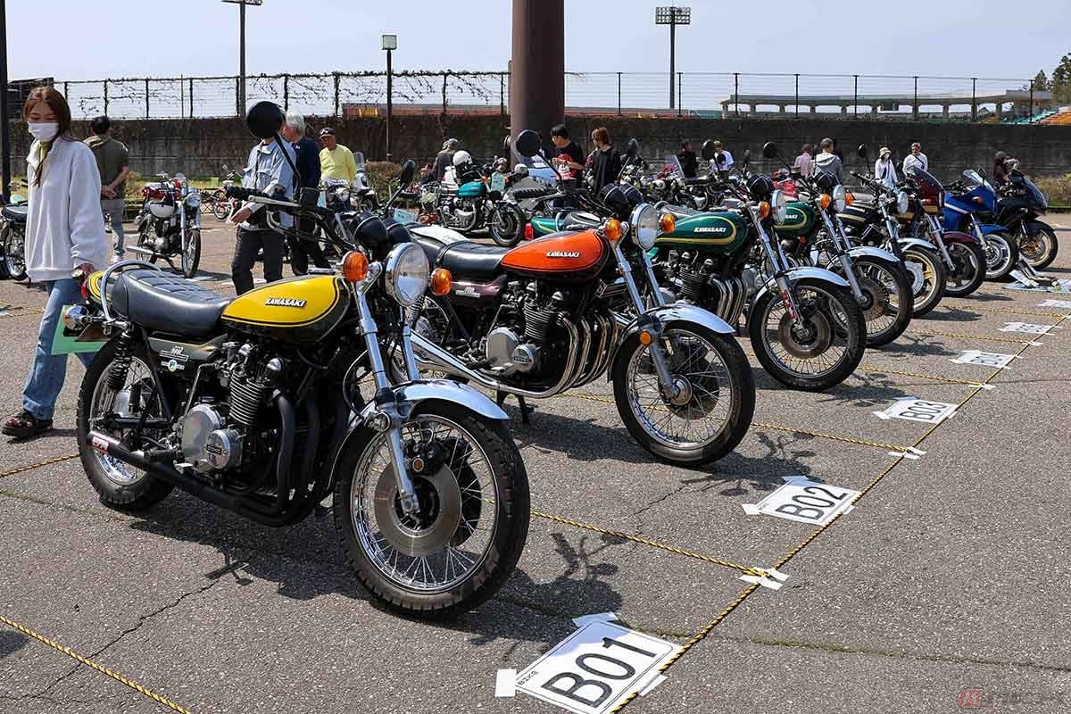 バイクの部には「ZII(ゼッツー)」をはじめとするカワサキの「直4」が勢ぞろいした(写真/小林ゆき)