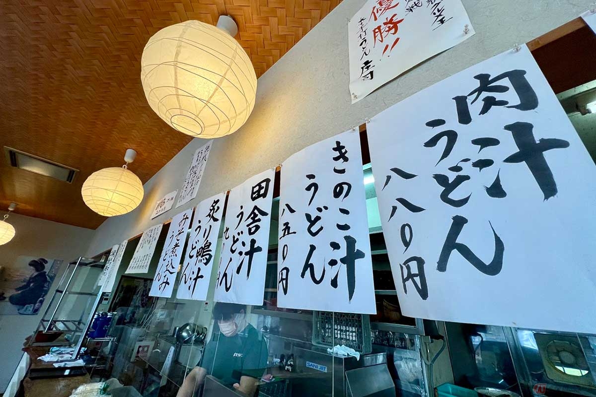 店内はスタッフの掛け声で活気にあふれている。メニューの貼り出しやお品書きを見ているうちに注文したものが出来上がってきた。帰り際にも「朝早くからのお越しありがとうございました」と丁寧に挨拶され、とても良い気分で店を後にした