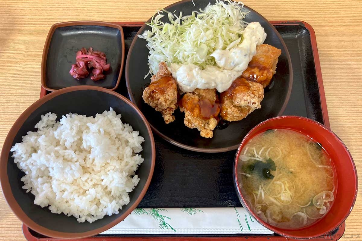 東名高速「港北PA」（上り）の「チキン南蛮定食」（1060円）は、ボリュームたっぷりで南蛮たれとタルタルソースを味わうことができる