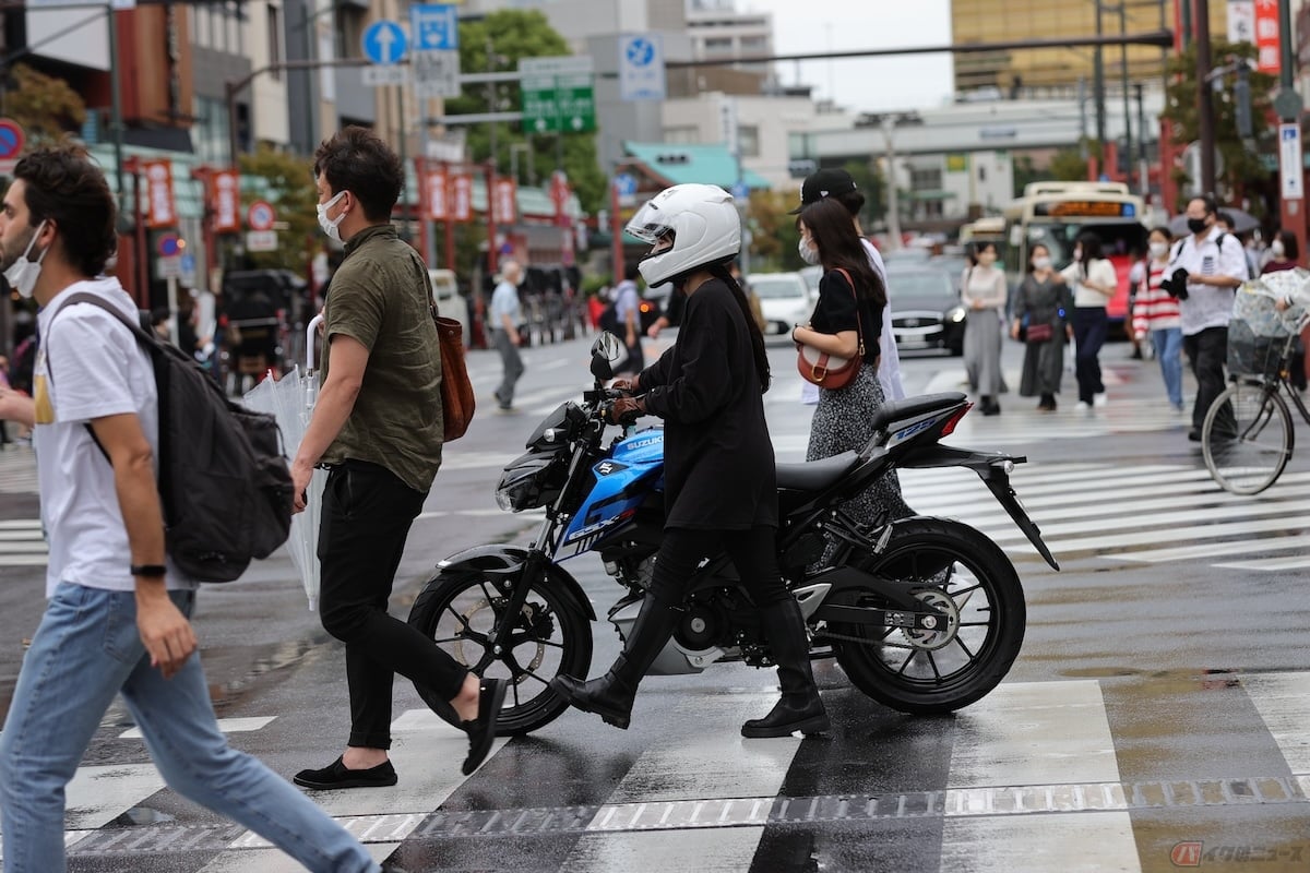 バイクを押して歩く時には、他の歩行者にぶつかるといった点には注意が必要
