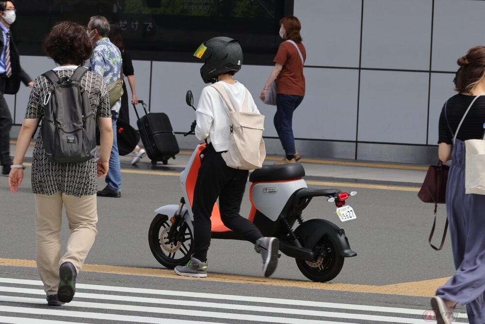 たかページ 横断歩道の途中まで歩いてバイク発進！これって法律上問題ないのか