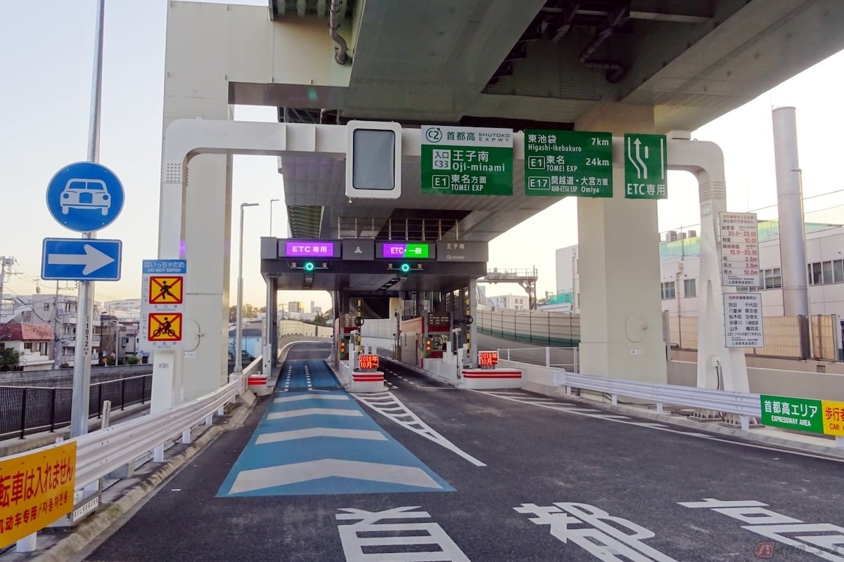 料金所や一般道からつながる道路などを含めた、施設全体のことをインターチェンジという