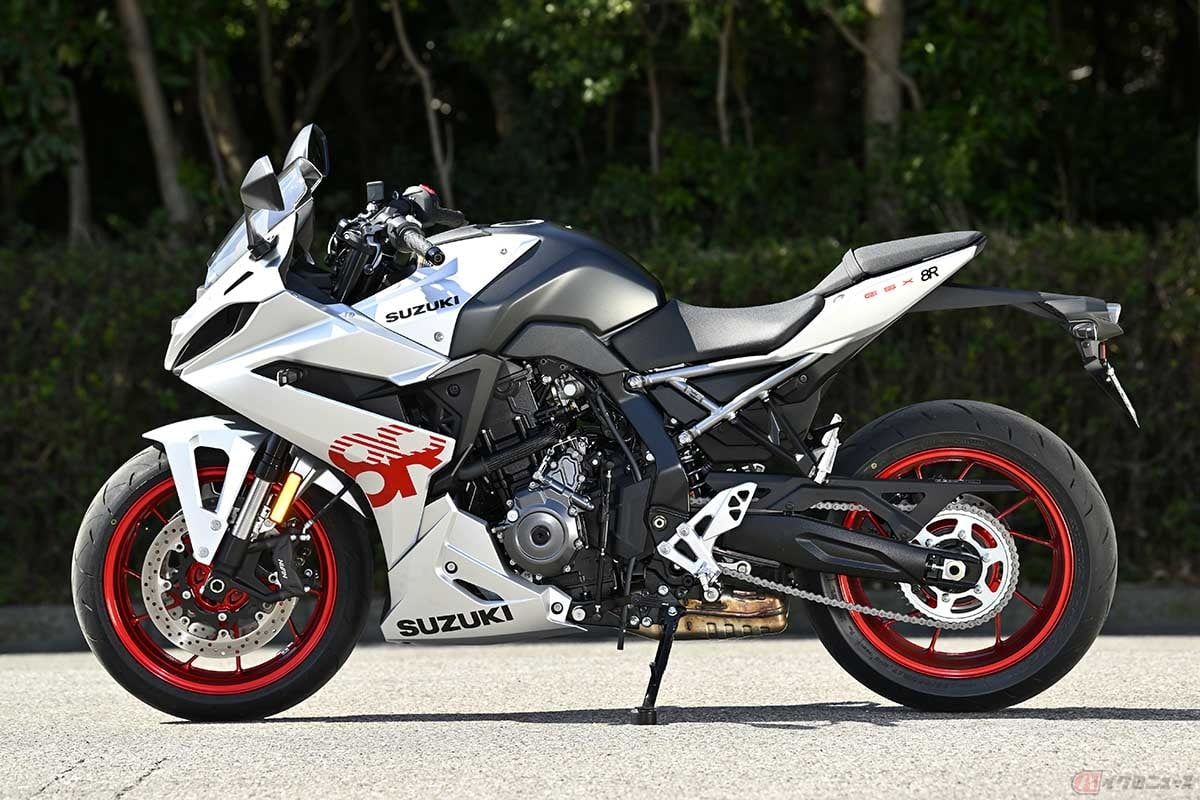 スズキ「GSX-8R」。あえてエンジンを露出したフェアリングを採用しています