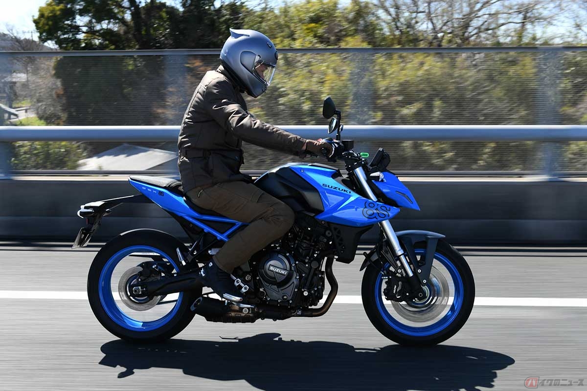 スズキ「GSX-8S」に試乗する筆者（松井勉）