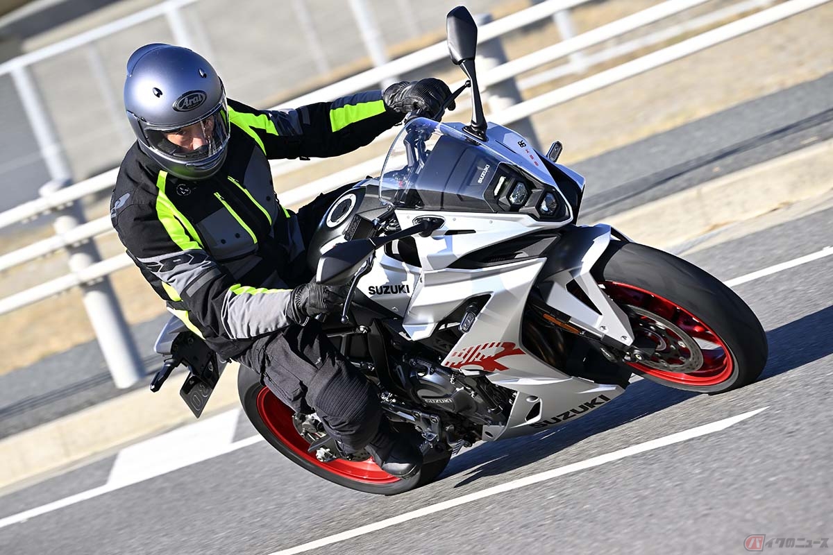 スズキ「GSX-8R」に試乗する筆者(松井勉)