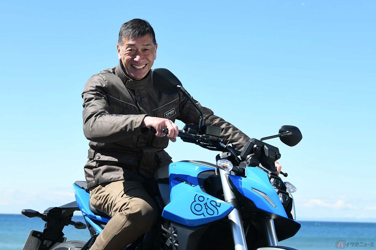 スズキ「GSX-8S」と筆者(松井勉)