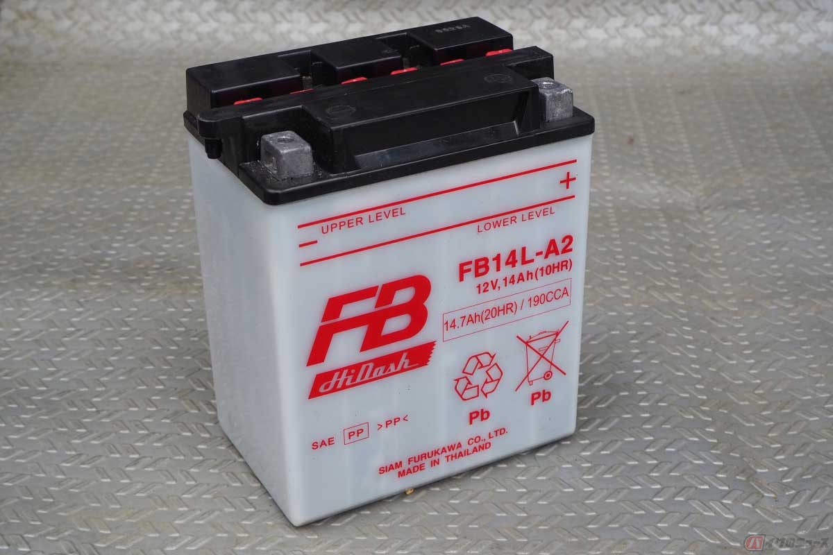 電気を溜めておくバイクのバッテリー。画像は旧車に使われる開放型の鉛バッテリー ※画像のバッテリーは筆者所有のものです