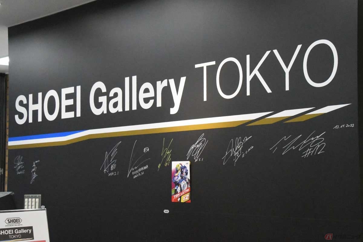 『SHOEI Gallery TOKYO』の壁には、サポートライダーのサインがずらり!