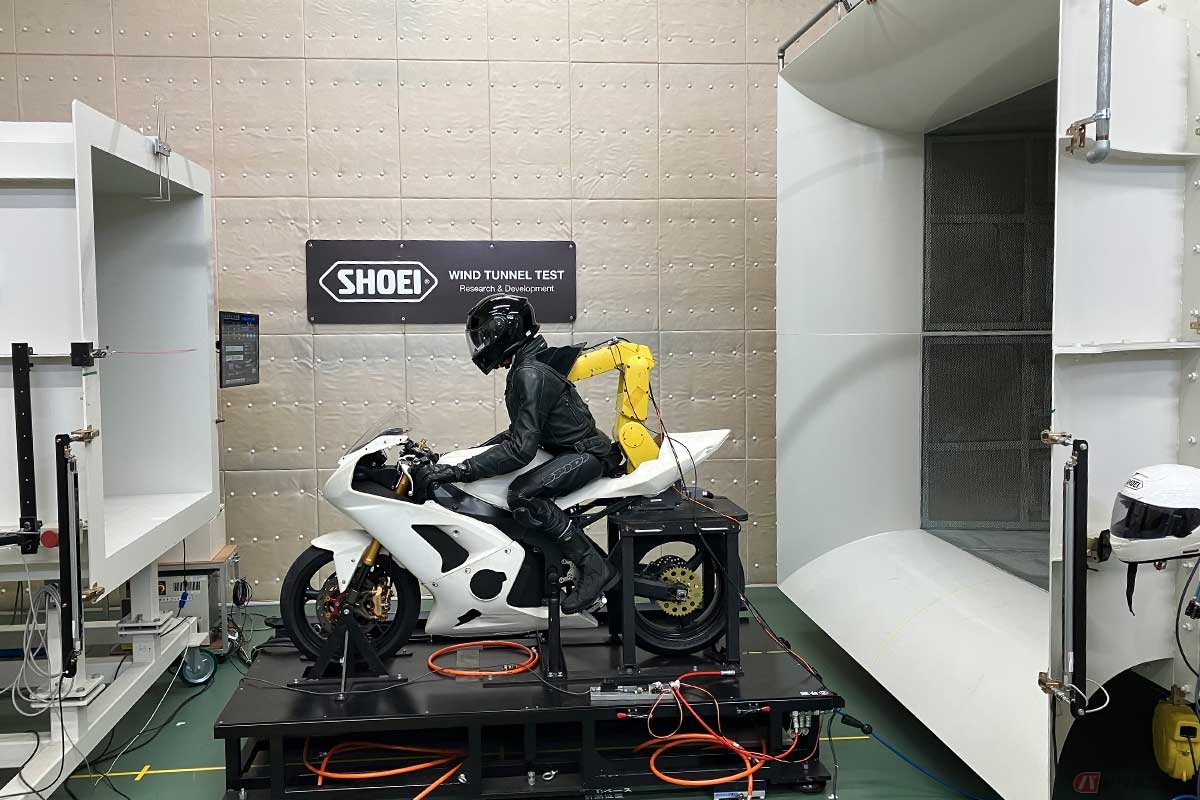 SHOEIが持つ大型の風洞設備。バイクにまたがるのはロボット。全てのモデルはこの風洞実験によってエアロダイナミクスが検証され、さらに実際のライダーによる走行テストも行なわれる