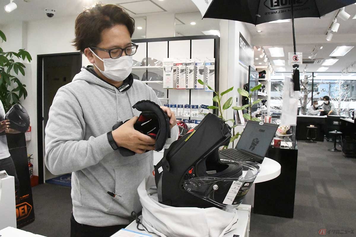 パッドを追加するなどして、ヘルメットを自分の頭の形に合わせていく。この過程で、すでに「新入り」ヘルメットに愛着が湧くのだ
