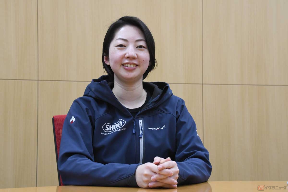 SHOEI 商品企画部の田上紗織さん。2013年SHOEI入社。以来、商品企画部に所属し、2017年ごろから広報を担当。主に移動に乗るホンダ「クロスカブ」と、ツーリング用のスズキ「GSX-8S」を愛車に持つバイク乗りでもある