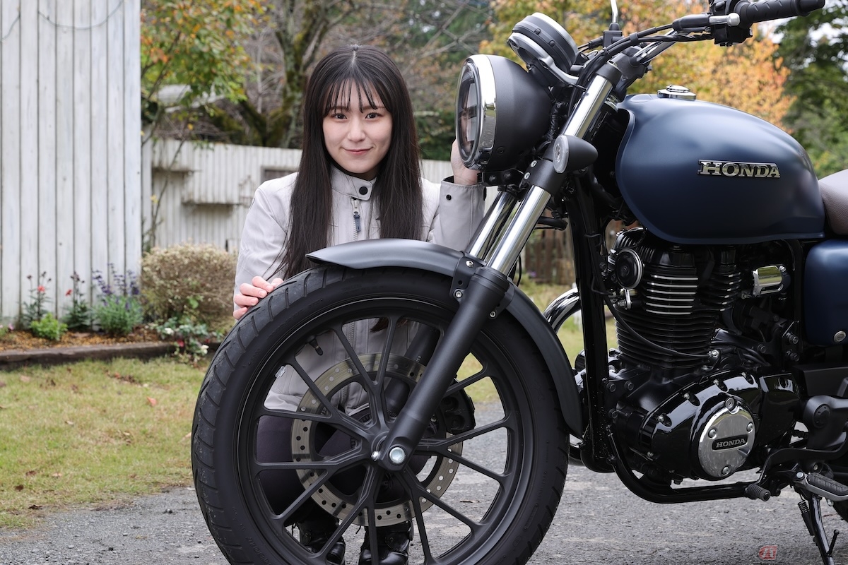 タイヤの横には数字とアルファベットが表記されている