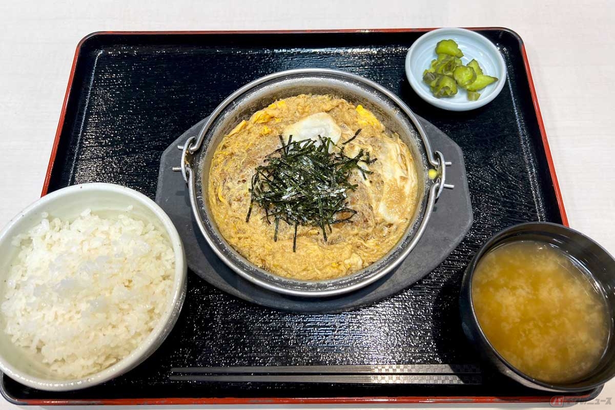 夜の首都高「大黒PA」でいただく「かつ鍋定食」（1100円）は、トンカツを甘辛く煮た昔からある定番メニューで、新たな発見や驚きはないが安心の美味しさ