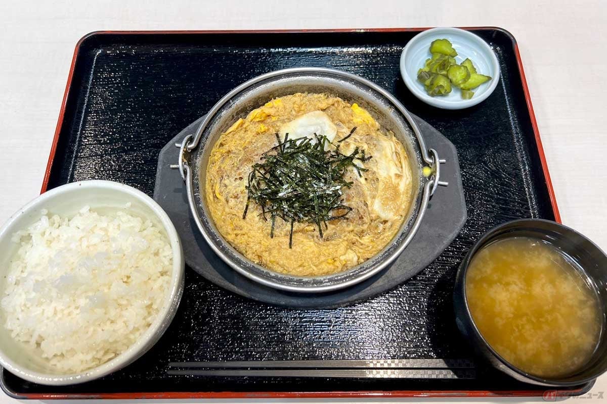 夜の首都高「大黒PA」でいただく「かつ鍋定食」(1100円)は、トンカツを甘辛く煮た昔からある定番メニューで、新たな発見や驚きはないが安心の美味しさ