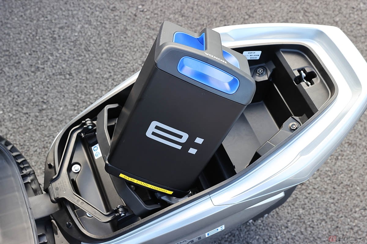 ホンダの一般ユーザー向け電動スクーター「EM1:e」の動力用電源となるHonda Mobile Power Pack e: