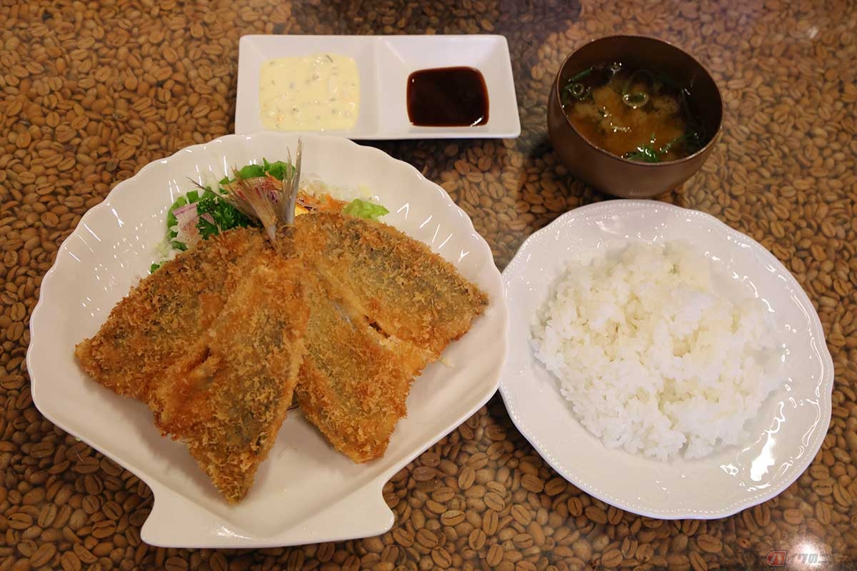「珈琲塔 FIVE」の「あじフライ(サラダ・ライス付き)」は、カフェ風だが美味しくてボリュームもある