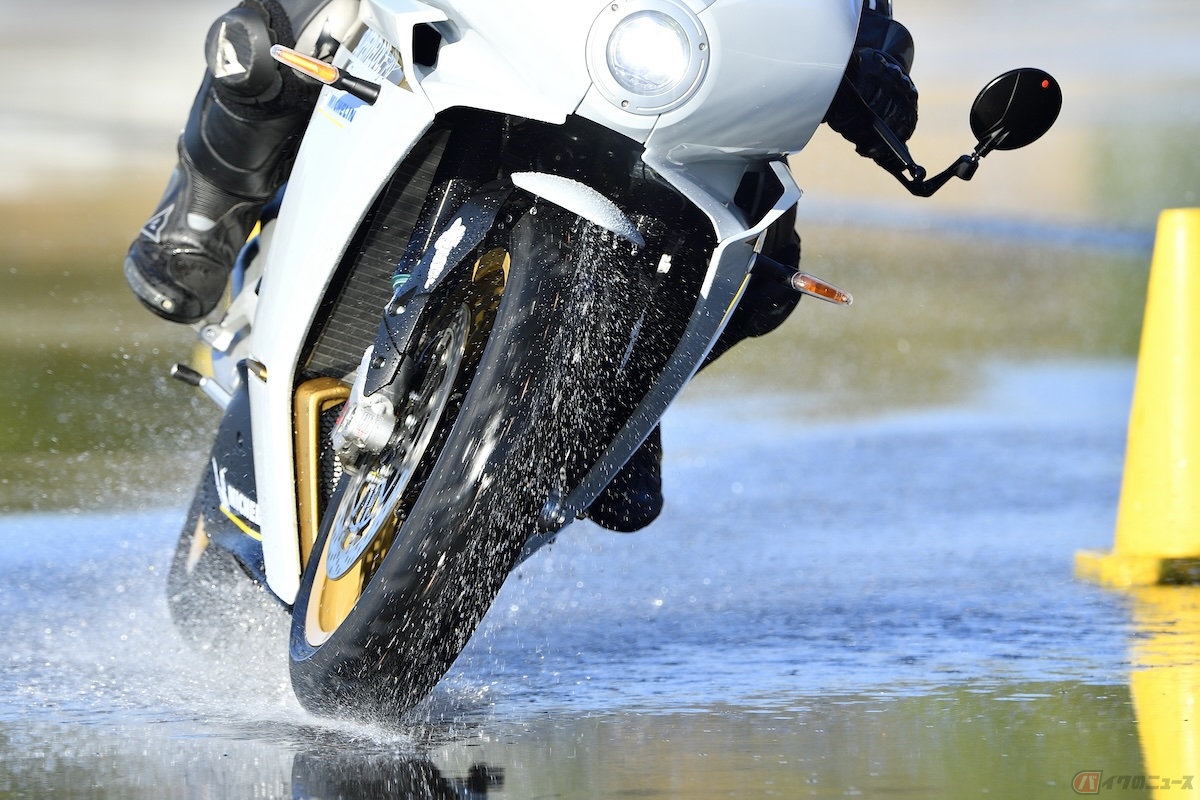 公道用のタイヤには水はけをよくするため溝が刻まれており、雨で路面が濡れていてもスリップしにくいのが特徴