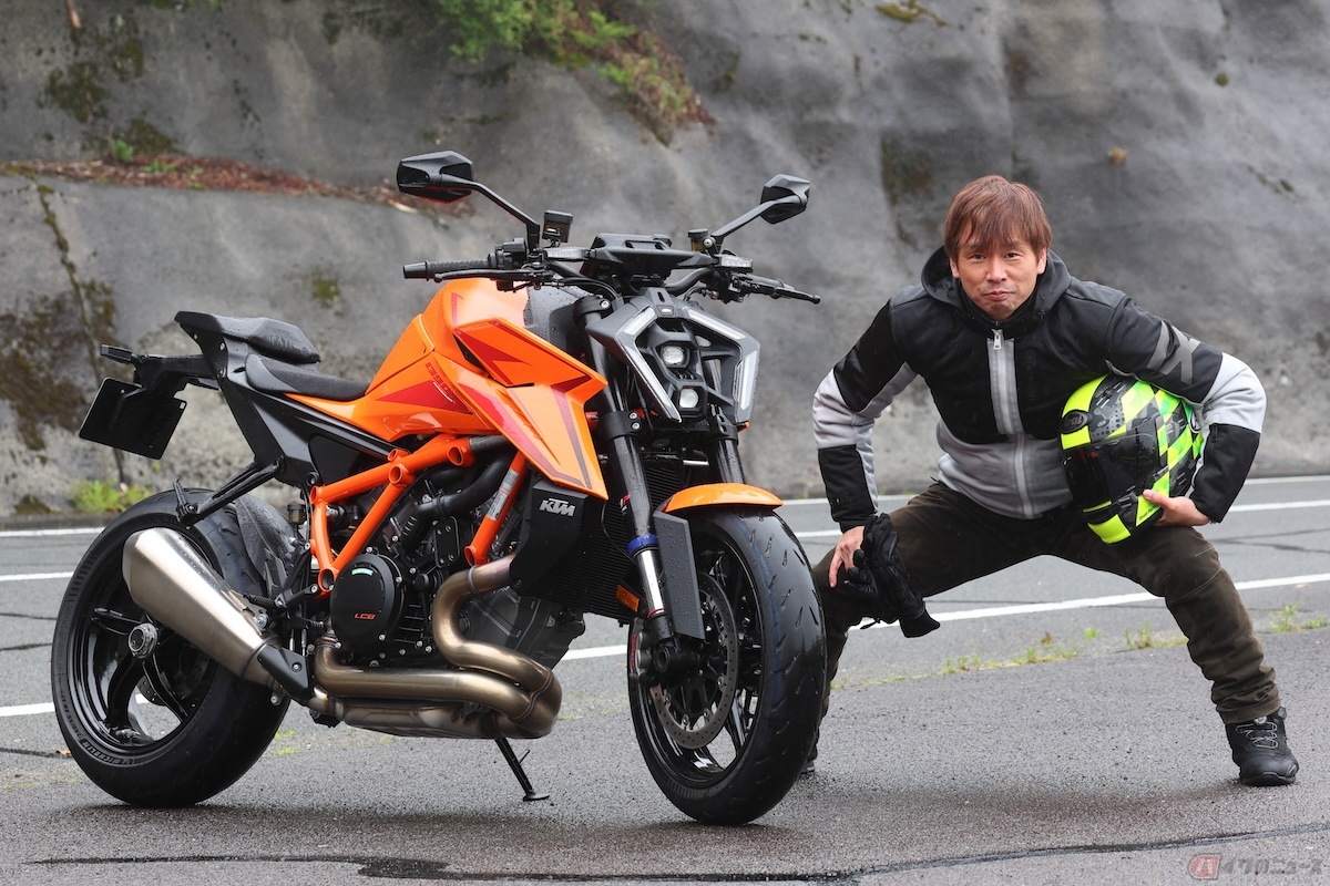 KTM 1390スーパーデュークRエヴォと豪雨の中テスト走行に参加した筆者(青木タカオ)