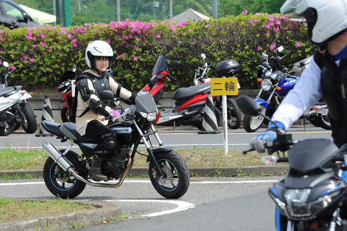 14歳でプレライダースクールに参加した中学生。約1時間で外周走行とS字コースを運転できた