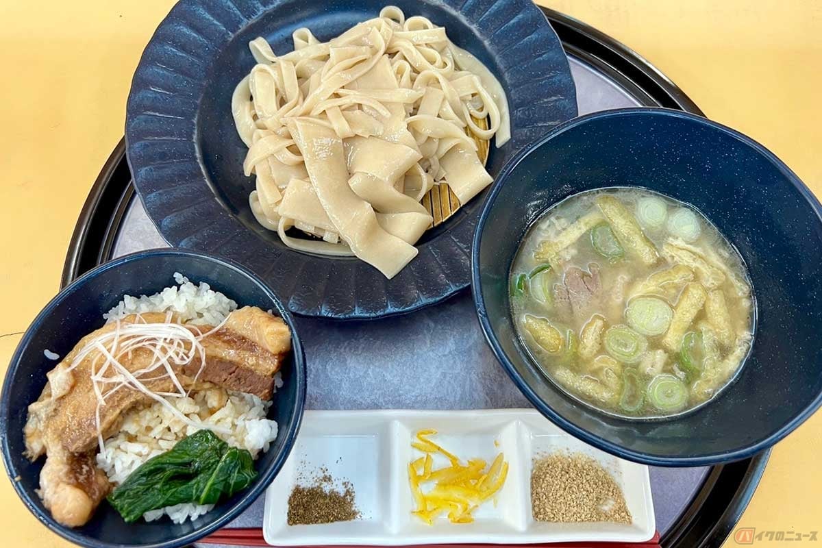 関越道「高坂SA」(上り)で絵力もある「彩の国タマシャモの鶏塩つけ汁うどん」(1500円)を実食。鶏だけでなく豚肉も堪能できる