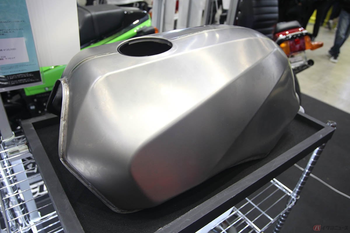 ドレミコレクションが開発・製造したカワサキ「GPZ900R Ninja」用のチタンタンク