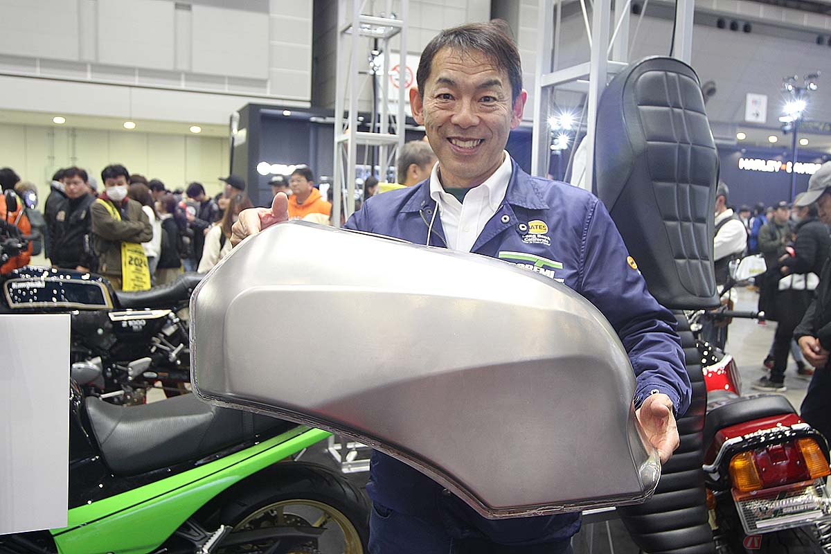 ドレミコレクション代表の武 浩さんと、カワサキ「GPZ900R Ninja」用のチタンタンク。指2本で楽々もてるほど軽量な仕上がりとなっています