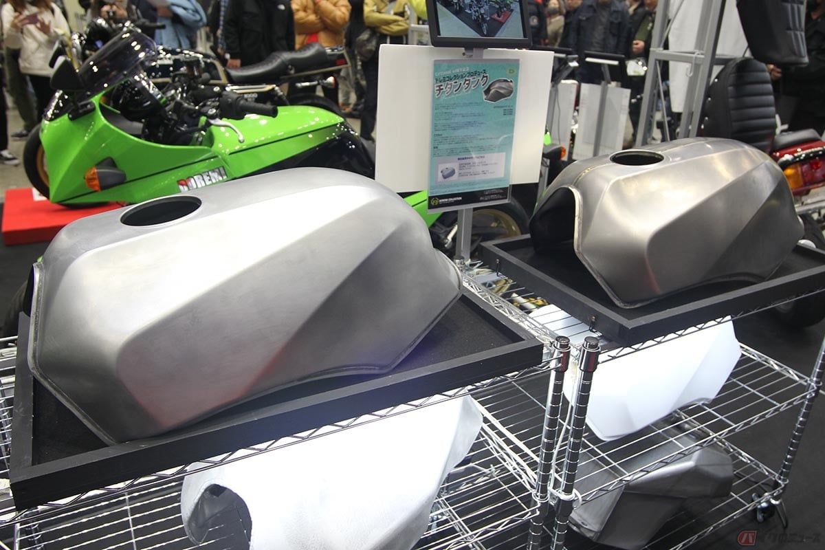 ドレミコレクションが開発・製造したカワサキ「GPZ900R Ninja」用のチタンタンク(右)と昨年より販売されているスチールタンク