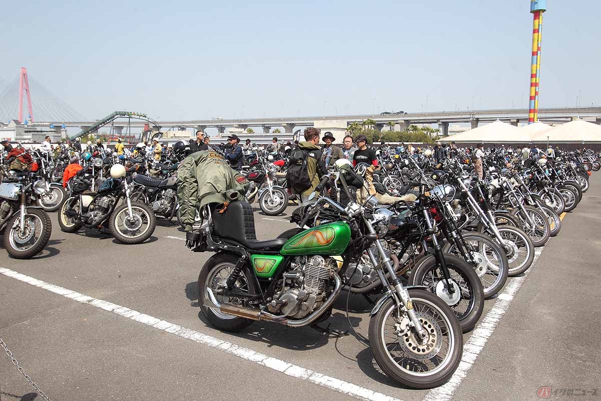 3500台超のバイクで溢れた駐車場では毎年恒例となっているYAMAHA SRミーティングである「SRパニック」とともに今年は「スポーツスターミーティング」も開催。多くのカスタムファンがショーの1日を楽しんだ様子です