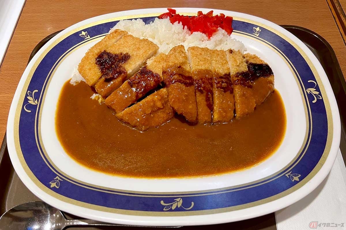 東名高速「港北PA」(下り)の「ダブルカツカレー」(1290円)は、カツが2枚=ダブルという豪勢なもの。肉厚もちょうどよく、柔らかくて食べやすかった