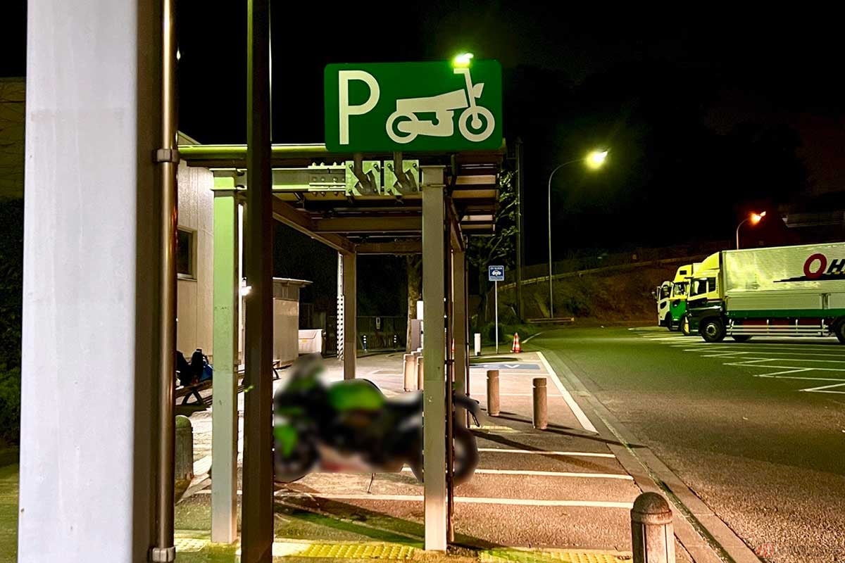 「港北PA」(下り)には屋根が設置された2輪専用の駐車スペースが確保されている