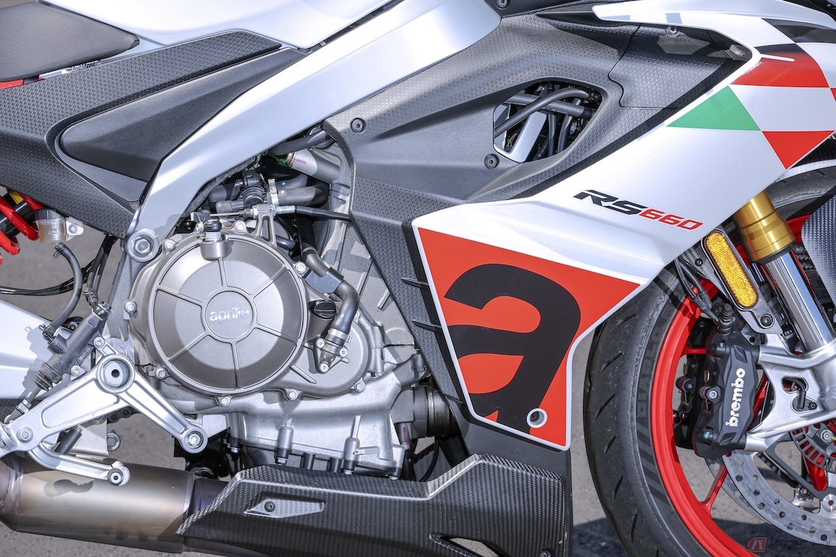 排気量659ccの並列2気筒エンジンを搭載し、最大トルク67Nm（6.83kg-m）/8500rpmを発揮