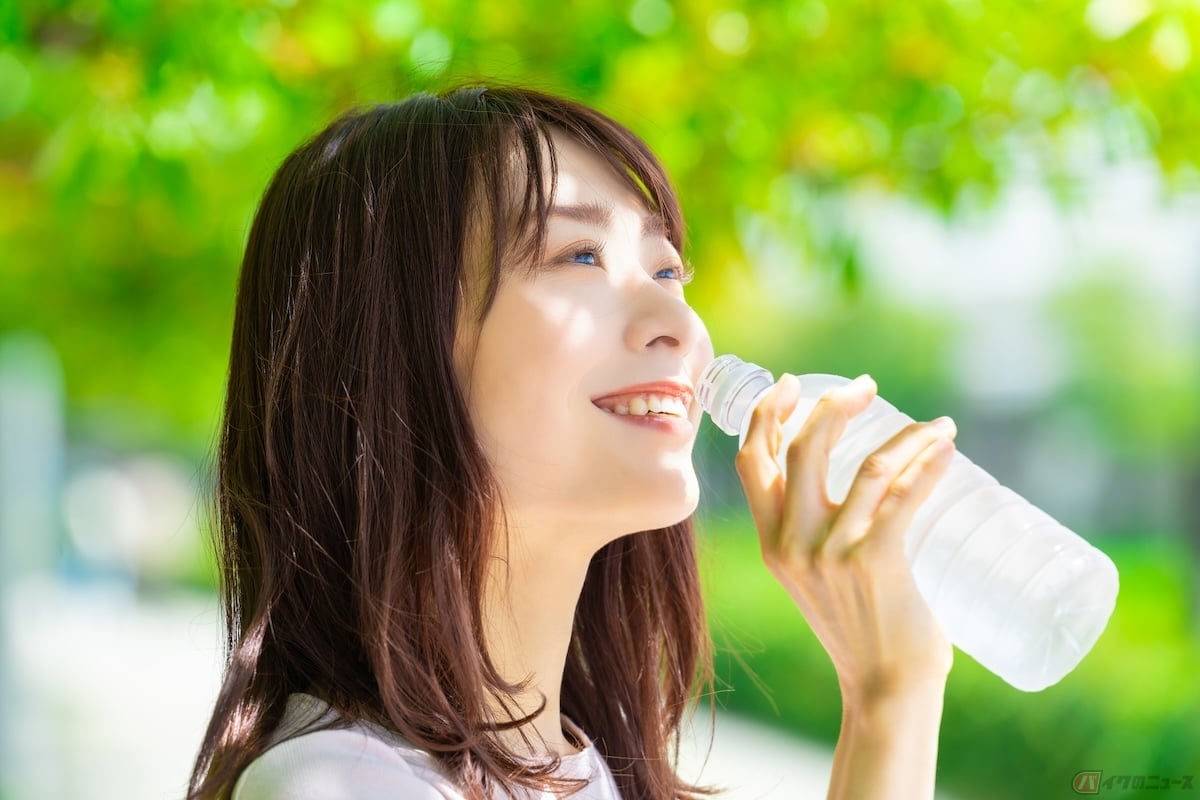 のどが渇いていなかったとしても、意識的に水分をこまめに摂取しましょう