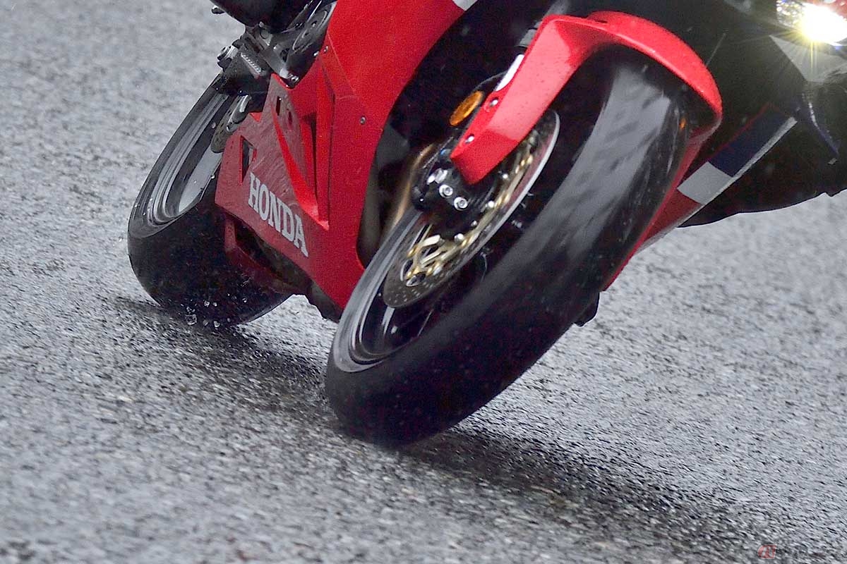 タイヤのグリップ力が低下すると、濡れた路面でいっそう滑りやすくなる