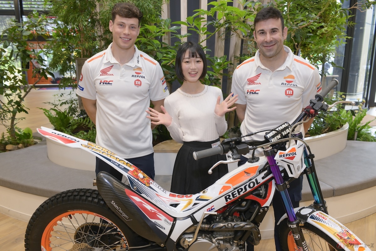 Repsol Honda Team のガブリエル・マルセル選手とトニー・ボウ選手に挟まれ記念撮影