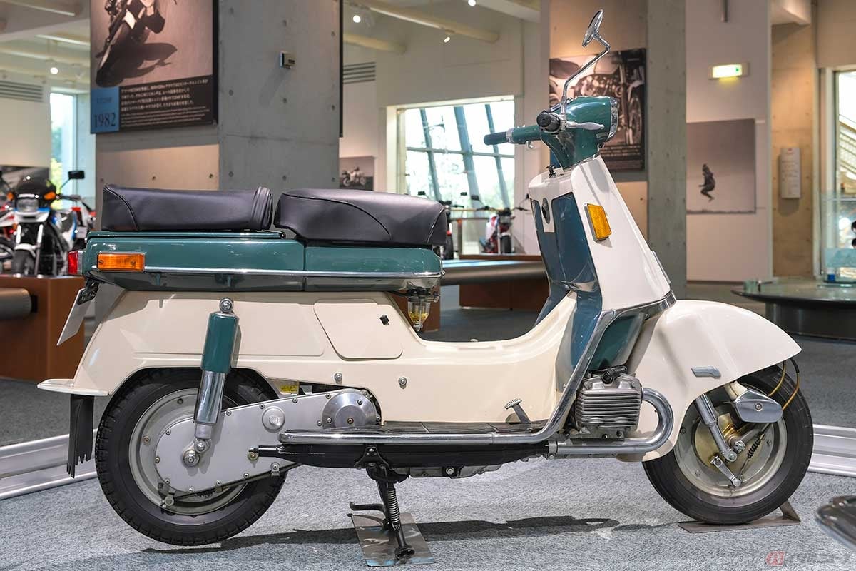 1961年発売の「ジュノオM85型」は、エンジンをフットボードの前、前輪の後ろギリギリに配置し、長い油圧式変速機を経由してチェーンで後輪を駆動する