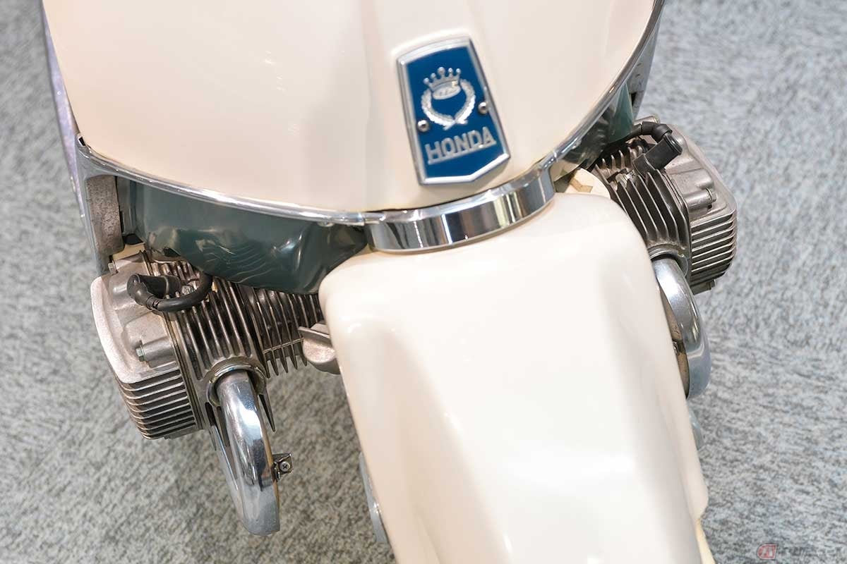 前側から見た水平対向2気筒エンジン。排気量169ccなのでコンパクト。低重心化にも効果があった模様
